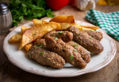 Geleneksel Türk yemekleri; kuru köfteler veya patatesli inegol köfteleri (Türkçe adı; Kuru kofte veya anne koftesi)