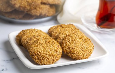 Ramazan tatlıları arka planda. El Fitr İslami Ziyafeti Kurabiyeleri. Mısır kurabiyeleri 