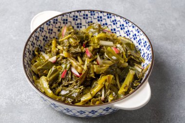 Geleneksel Türk aperatifleri; Ege salatası, turp salatası. Türkçe adı: ege otlari mezesi veya salatasi