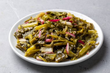 Geleneksel Türk aperatifleri; Ege salatası, turp salatası. Türkçe adı: ege otlari mezesi veya salatasi