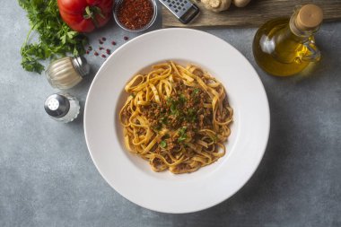 Domates soslu kıymalı spagetti, erişteli makarna. Türk makarnası. Türkçe adı: Eriste makarna