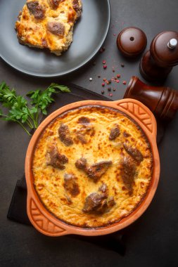 Tave kosi, Arnavut usulü fırında kuzu ve pirinçli ve yoğurtlu ulusal bir yemektir. Yukarıdan yatay üst görünüm. Türkçe adı; Elbasan tava