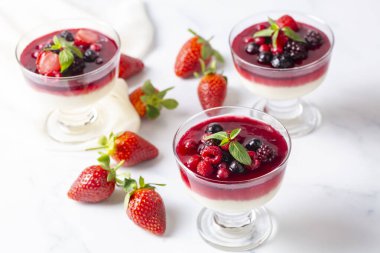 tatlı panna cotta taze böğürtlenli