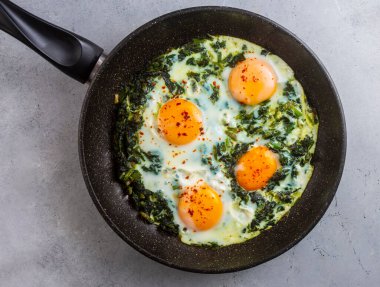 Yumurtalı Türk yemeği ıspanağı. Türkçe adı: ispanakli yumurta