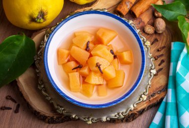 Ayva kompostosu. Kompost veya komposto, kaynatılmış meyve ve şekerli su ile hazırlanmış bir tatlı türüdür. Türkçe adı; ayva kompostosu