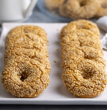 Ramazan tatlıları arka planda. El Fitr İslami Ziyafeti Kurabiyeleri. Mısır kurabiyeleri 