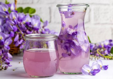 Wisteria Sinensis çiçeğinden yapılan sağlık için iç. Wisteria Sinensis şerbeti. Türkçe adı: Mor salkim serbeti