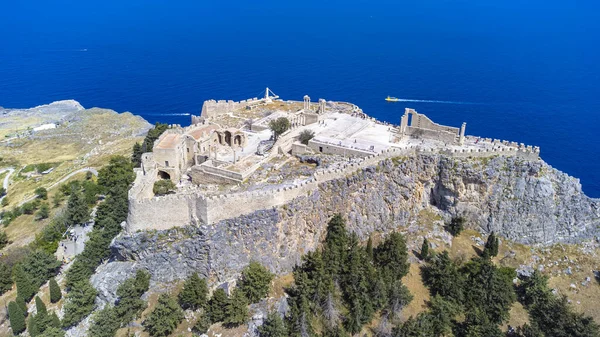 Yunanistan 'ın Rodos adasındaki Lindos Akropolü. Saint Paul Plajı ve Lindos Akropolis hava manzarası.