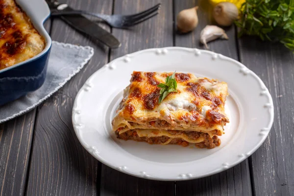 Portion Ground Beef Lasagna Topped Melted Cheese Garnished Fresh Parsley — Stock Photo, Image