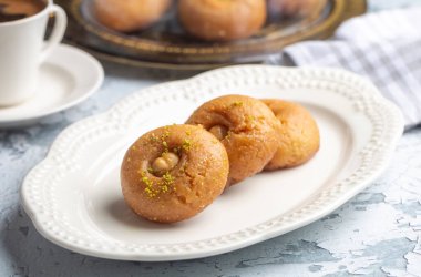 Geleneksel lezzetli Türk tatlısı (Türkçe: Sekerpare))