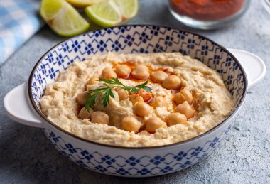 Humus, tabakta nohut, geleneksel lezzetli Türk yemeği (Türkçe adı; Humus))