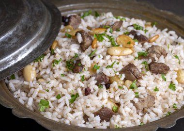 Geleneksel lezzetli Türk yemekleri; çam fıstığı ve fındıklı pirinç pilavı (Türkçe adı; bademli iç pilav veya pilav))