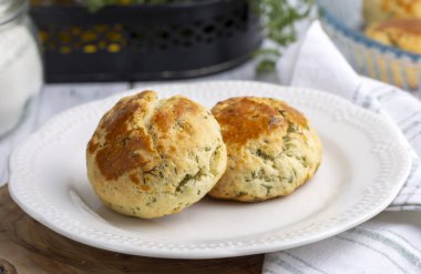 Lezzetli Türk yemekleri, dereotlu peynirli hamur işi, Türkçe adı; dere otlu peynirli pogaca