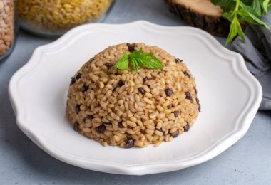 Geleneksel lezzetli Türk yemekleri; yeşil mercimekli bulgur pilavı (Türkçe adı; yeesil mercimekli bulgur pilavi))