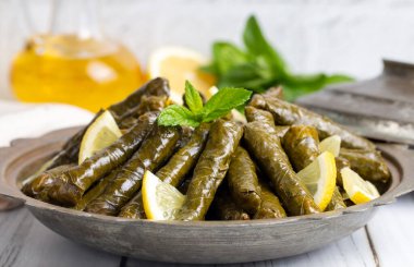 Lezzetli dolma (sarma) doldurulmuş üzüm yaprağı pilav, beyaz yoğurt sosu. Lübnan Dolma Sarması tabakta. Lübnan Türk mutfağı, Yunan ortadoğu mutfağı. (Türkçe adı: Yaprak sarma)