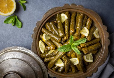 Lezzetli dolma (sarma) doldurulmuş üzüm yaprağı pilav, beyaz yoğurt sosu. Lübnan Dolma Sarması tabakta. Lübnan Türk mutfağı, Yunan ortadoğu mutfağı. (Türkçe adı: Yaprak sarma)