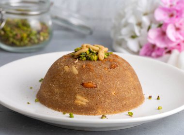 Geleneksel Türk irmik tatlı çöl halkası (Türkçe adı; irmik helvasi)