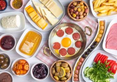 Geleneksel lezzetli Türk kahvaltısı, yemek konsepti fotoğrafı.