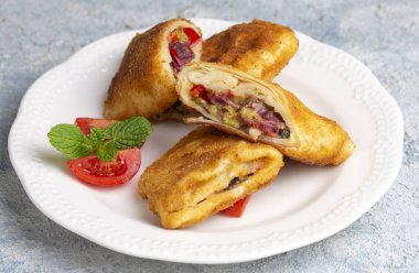 Pastirma (pastırma) ve çedar peynirli Türk Pacanga Boregi. - Pastirmali Borek.