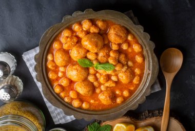 Geleneksel lezzetli Türk yemekleri; Bulgur çorbası (Türkçe adı; Anali Kizli, icli kofte)