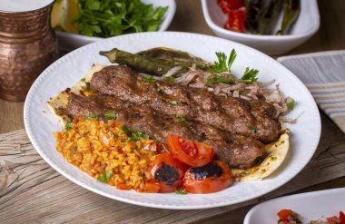 Geleneksel lezzetli Türk yemekleri; Adana kebabı