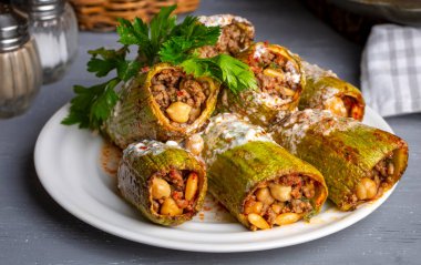 Geleneksel Türk yemekleri; doldurulmuş kabak (kousa mahshi) eti, Türkçe adı; Sihil mahsi, kabak dolmasi