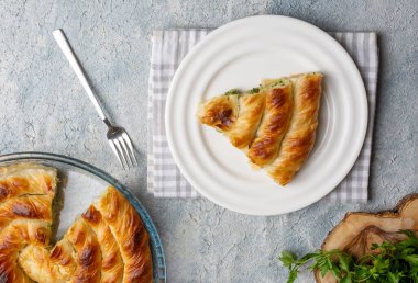 Türk Tepsi Boregi, Yuvarlak Borek, Tepsi hamur işi (Türkçe adı; rulo borek - ispanakli borek)