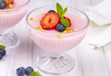 Yabanmersinli çilekli kremalı tatlı, çilekli puding.