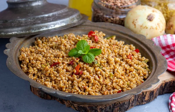 stock image Bulgur pilaf with Siyez wheat and vegetables (Turkish name; siyez bulgur pilavi)