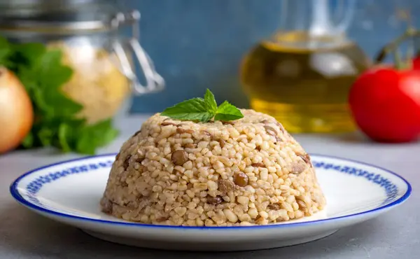 Geleneksel lezzetli Türk yemekleri; yeşil mercimekli bulgur pilavı (Türkçe adı; yeesil mercimekli bulgur pilavi))