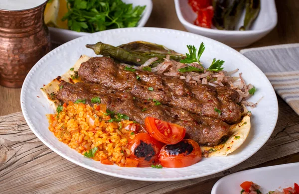 Deliziosi Piatti Tradizionali Turchi Adana Kebab — Foto Stock