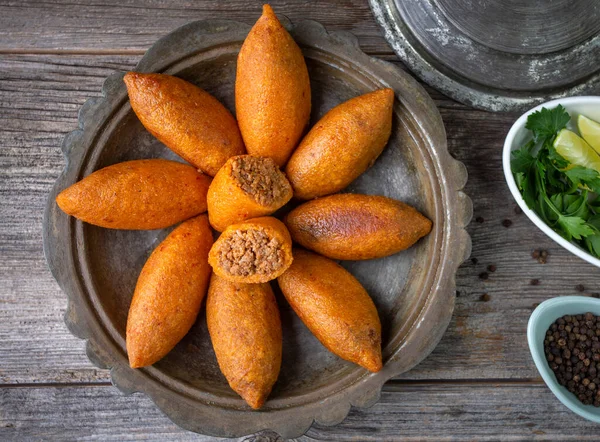 Kibbeh, Orta Doğu mutfağında (Türkçe: icli kofte) popüler bir yemektir.)