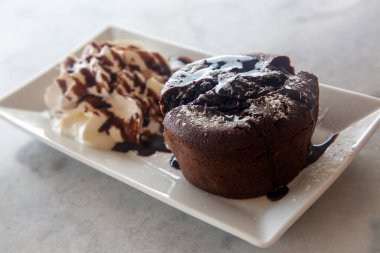 Beyaz arka plan üzerinde sıcak çikolatalı kek sufle.