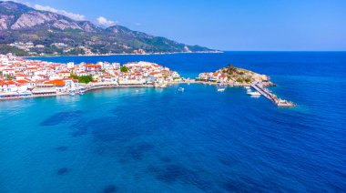 Kokkari Limanı manzarası. Kokkari, Samos Adası 'nın en popüler köyüdür..