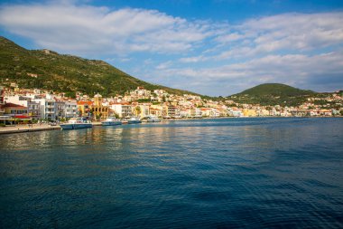Samos Adası, Yunanistan - 18 Haziran 2023, Pisagor Limanı manzaralı. Pisagor Adası 'nın en popüler köyüdür..
