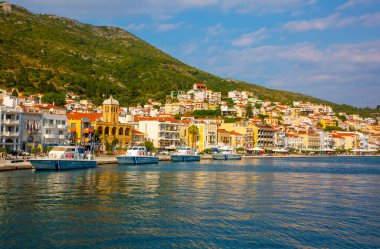 Samos Adası, Yunanistan - 18 Haziran 2023, Pisagor Limanı manzaralı. Pisagor Adası 'nın en popüler köyüdür..