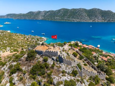 Simena Şatosu 'nun (Kalekoy), plajların ve yatların insansız hava aracı görüntüleri, tarihi mekanı gösteriyor ve Türkiye' nin Antalya kentindeki Akdeniz manzarasını büyülüyor.