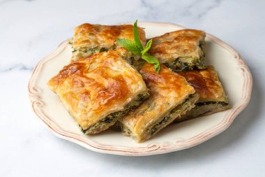 Yunan mutfağı, ıspanaklı turta veya ıspanaklı turta. Türkçe adı: ispanakli borek veya ispanakli tart