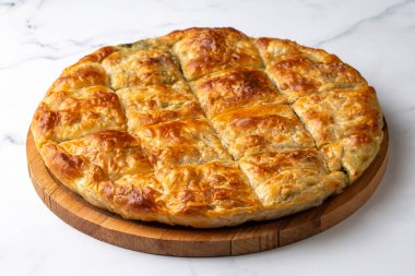 Yunan mutfağı, ıspanaklı turta veya ıspanaklı turta. Türkçe adı: ispanakli borek veya ispanakli tart