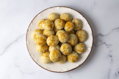 Geleneksel bitki kurabiyeleri. Siyah kimyonla yapılan el yapımı kurabiyeler Türk mutfağından. Türkçe adı: Corek otlu kurabiye