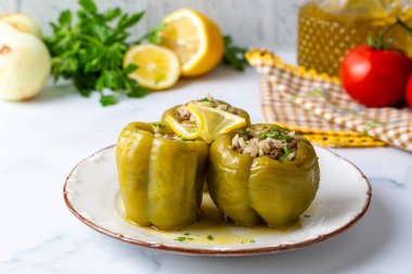 Geleneksel lezzetli Türk yemekleri; dolma dolma dolma dolma dolma biberli et (Türkçe adı; Etli biber dolmasi)