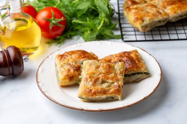 Yunan mutfağı, ıspanaklı turta veya ıspanaklı turta. Türkçe adı: ispanakli borek veya ispanakli tart