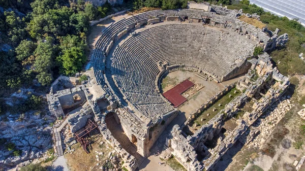 古希腊罗马露天剧场遗址 在迈拉 老名字 Demre 土耳其 迈拉是一个古色古香的小镇 在吕基亚 小镇的羽衣甘蓝今天位于土耳其的安塔利亚省现在的一天 — 图库照片