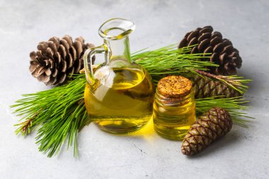 Cam şişedeki çam yağı, kozalaklı yapraklar ve çam kozalağı. Kiefer terebentin