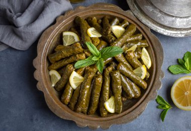 Lezzetli dolma (sarma) doldurulmuş üzüm yaprağı pilav, beyaz yoğurt sosu. Lübnan Dolma Sarması tabakta. Lübnan Türk mutfağı, Yunan ortadoğu mutfağı. (Türkçe adı: Yaprak sarma)
