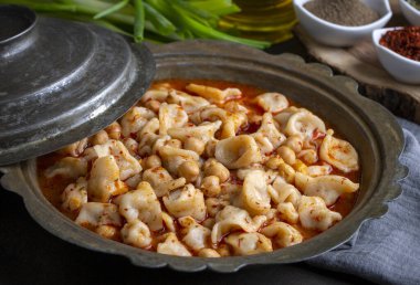 Geleneksel lezzetli Türk yemekleri; halka çorbası (Türkçe adı; Yuksuk corbasi veya Yuzuk corbasi)