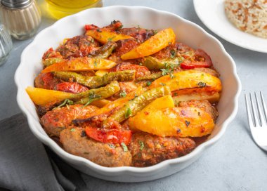 Geleneksel ev yapımı Türk yemeği Kofte - Domates soslu ve patatesli Kofta. (Türkçe adı: İzmir kofte)