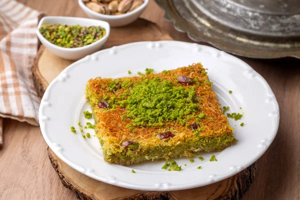 stock image Turkish dessert antep kadayif - pistachio kadayif