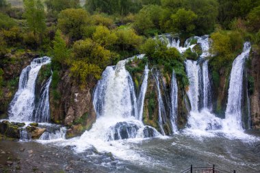 Van - Doubeyazit karayolu üzerinde yer alan Muradiye şelalesi, Van 'da turistlerin sık sık ziyaret ettiği doğal bir mucizedir..