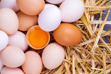 Kuru saman içinde çiğ yumurta. Gıda kavramı fotoğraf. 